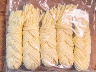 Продукт сырный ПАУТИНКА  Oktobersnack БЕЛАЯ (1 кг): Сырный продукт ФЕРМЕРСКИЙ коса белая